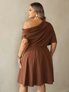 SHEIN CURVE+ Gaun A-Line Lengan Pendek Cokelat Ukuran Besar dengan Garis Leher Asimetris untuk Pakaian Kerja Musim Gugur/Musim Dingin 2026 22W - Coklat - View 2