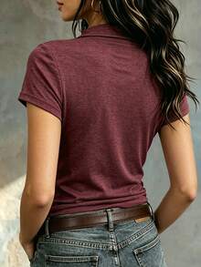 Glimmora Kaos Polo Wanita Lengan Pendek Warna Polos dengan Resleting dan Kerah Kasual - Burgundy - View 2