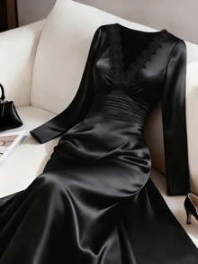 Femmeverse Gaun Wanita Ukuran Besar Warna Polos Kontras Renda Leher V Lengan Panjang Pinggang Berkerut Elegan Seksi untuk Pesta Musim Gugur Halloween Malam Hari Hitam - Hitam - View 4