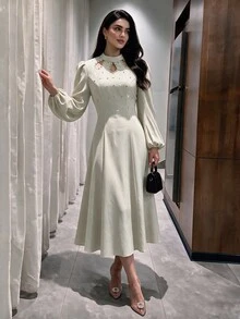 NOVVYNE 女款杏色立領水滴鏤空電腦珠飾水鑽收腰泡泡長袖優雅浪漫中長洋裝 - 杏色 - 查看 6