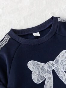 SHEIN Genkimix Kids Casuvi 女童 2 件套：藍色針織圓領長袖衛衣，飾有蝴蝶結與側邊撞色飾邊，搭配寬腿褲，可愛簡約休閒，適合春秋日常穿著、運動與度假 - 藍色 - 查看 8
