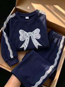 SHEIN Genkimix Kids Casuvi 女童 2 件套：藍色針織圓領長袖衛衣，飾有蝴蝶結與側邊撞色飾邊，搭配寬腿褲，可愛簡約休閒，適合春秋日常穿著、運動與度假 - 藍色 - 查看 4