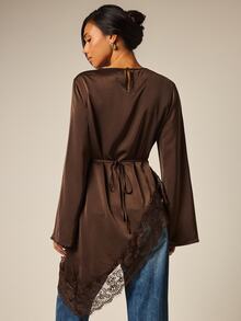 COSMINA Atasan Wanita Kasual Elegan dengan Detail Renda Kontras dan Hem Asimetris - Coklat - View 4