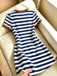Resyla Gaun Wanita Lengan Pendek Leher Bulat dengan Motif Garis dan Hiasan Kontras - MultiWarna - View 2
