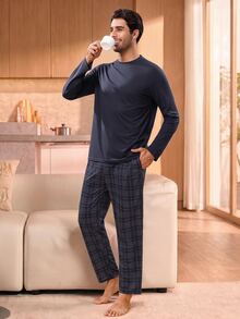 Manfinity Underwear&Sleepwear Basics Setelan Pakaian Santai Pria Terdiri dari Atasan Lengan Panjang Kerah Bulat Warna Polos dan Celana Panjang Kotak-kotak - Navy Blue - View 1