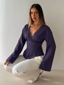 Aloruh 咖啡棕深棕色V領蕾絲拼接襯衫，極簡通勤風，修身顯瘦收腰剪裁，初秋秋季服飾 - 紫色 - 查看 5