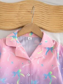 SHEIN Explorewe 秋冬春夏四季通用薄款編織女童幼兒睡衣套裝，翻領前開扣長袖上衣配螢光蝴蝶結與清新圖案，長褲，2件套，熱門款式，每位女孩都該擁有的漂亮居家服 - 彩色 - 查看 7