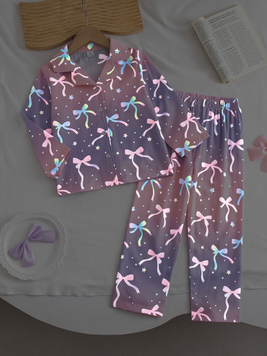 SHEIN Explorewe 秋冬春夏四季通用薄款編織女童幼兒睡衣套裝,翻領前開扣長袖上衣配螢光蝴蝶結與清新圖案,長褲,2件套,熱門款式,每位女孩都該擁有的漂亮居家服 - 彩色 - 查看 1