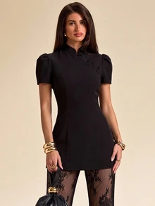 SHEIN BAE فستان قصير بأكمام قصيرة وأزرار على شكل ضفدع بالأسلوب الصيني الأسود & بنطلون شفاف بتصميم واسع من الدانتيل، مجموعة بالأسلوب الصيني، مجموعة أنيقة من قطعتين، مجموعة سوداء من قطعتين، مجموعة أنيقة من قطعتين، مجموعة من قطعتين للخريف/الشتاء - الأسود - مشاهدة 4