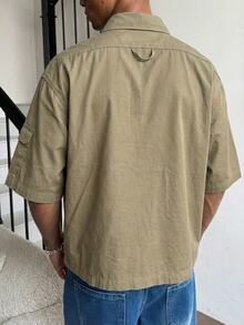 Manfinity EMRG Camisa de manga corta de mezclilla verde militar con bolsillo bordado, estilo casual urbano para hombres - Verde militar - Ver 2