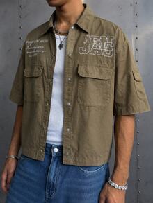 Manfinity EMRG Camisa de manga corta de mezclilla verde militar con bolsillo bordado, estilo casual urbano para hombres - Verde militar - Ver 1