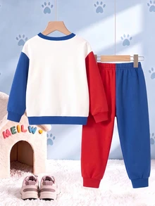 SHEIN | PAW Patrol ملابس كاجوال يومية للأطفال الذكور: سويتشيرت بأكمام طويلة وطباعة كرتونية بألوان متباينة + بنطلون رياضي بخصر مطاطي وأساور بألوان متباينة مع نمط Little Pebble & Archie - الأزرق - مشاهدة 2