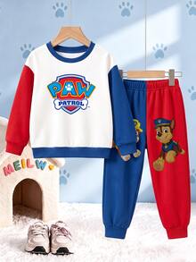SHEIN | PAW Patrol ملابس كاجوال يومية للأطفال الذكور: سويتشيرت بأكمام طويلة وطباعة كرتونية بألوان متباينة + بنطلون رياضي بخصر مطاطي وأساور بألوان متباينة مع نمط Little Pebble & Archie - الأزرق - مشاهدة 3