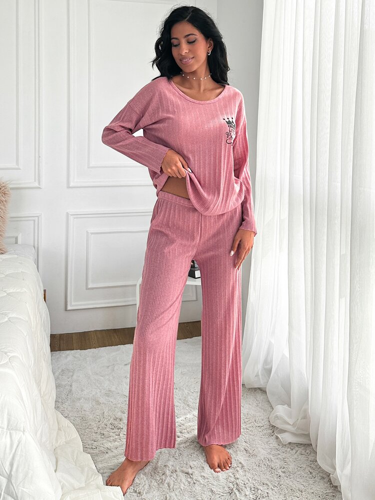 SHEIN قطعتان من قمصان نسائية بحجم صغير باللون الوردي المغبر، محبوكة بأضلاع، مطبوعة بشعار وحروف، بياقة دائرية وأكمام طويلة، مناسبة للاسترخاء في الربيع، لطيفة وكاجوال - وردي - مشاهدة 3