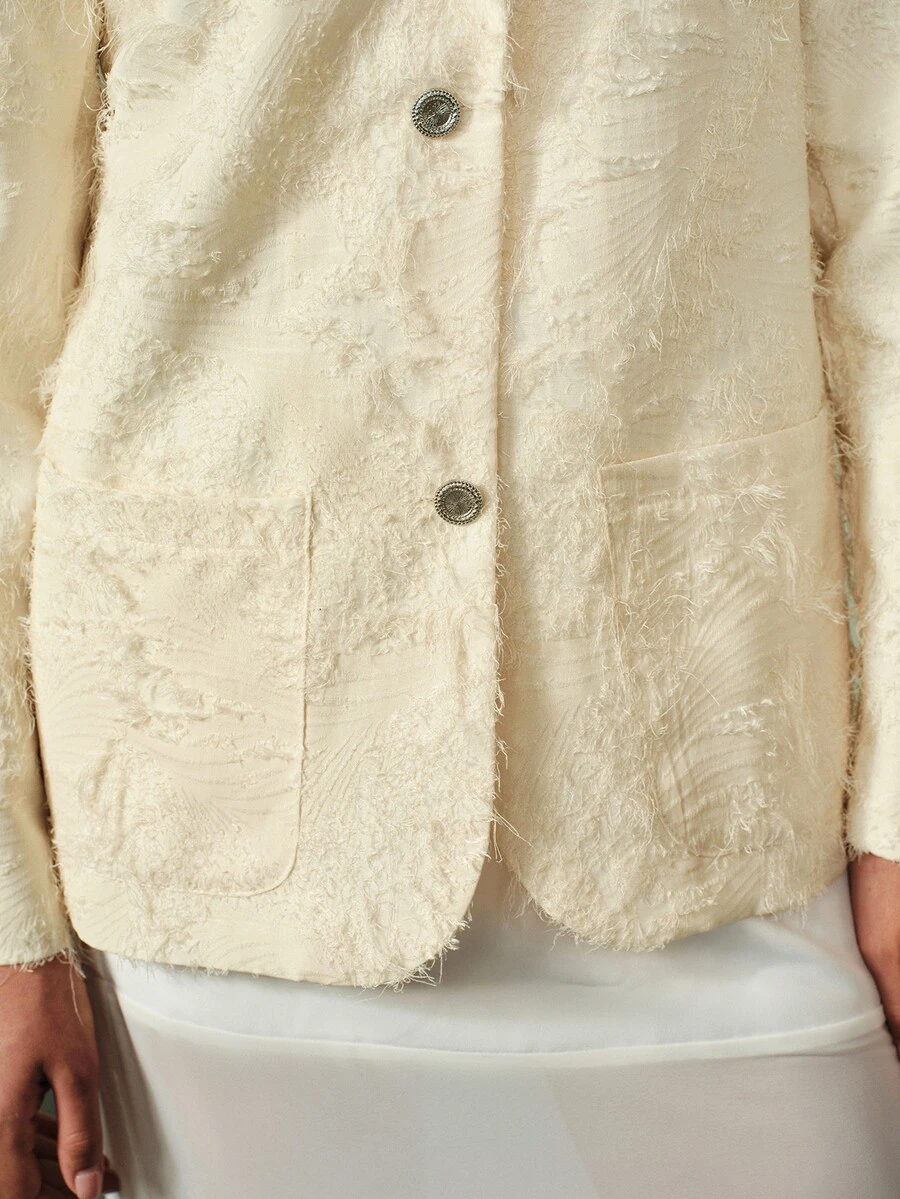 Aveloria Modichic Blazer de corte holgado con solapa de muesca, dos botones y bolsillo, diseño floral 3D calado, estilo elegante casual para oficina, trabajo, té y fiesta, color blanco roto, otoño - Beis - Ver 1