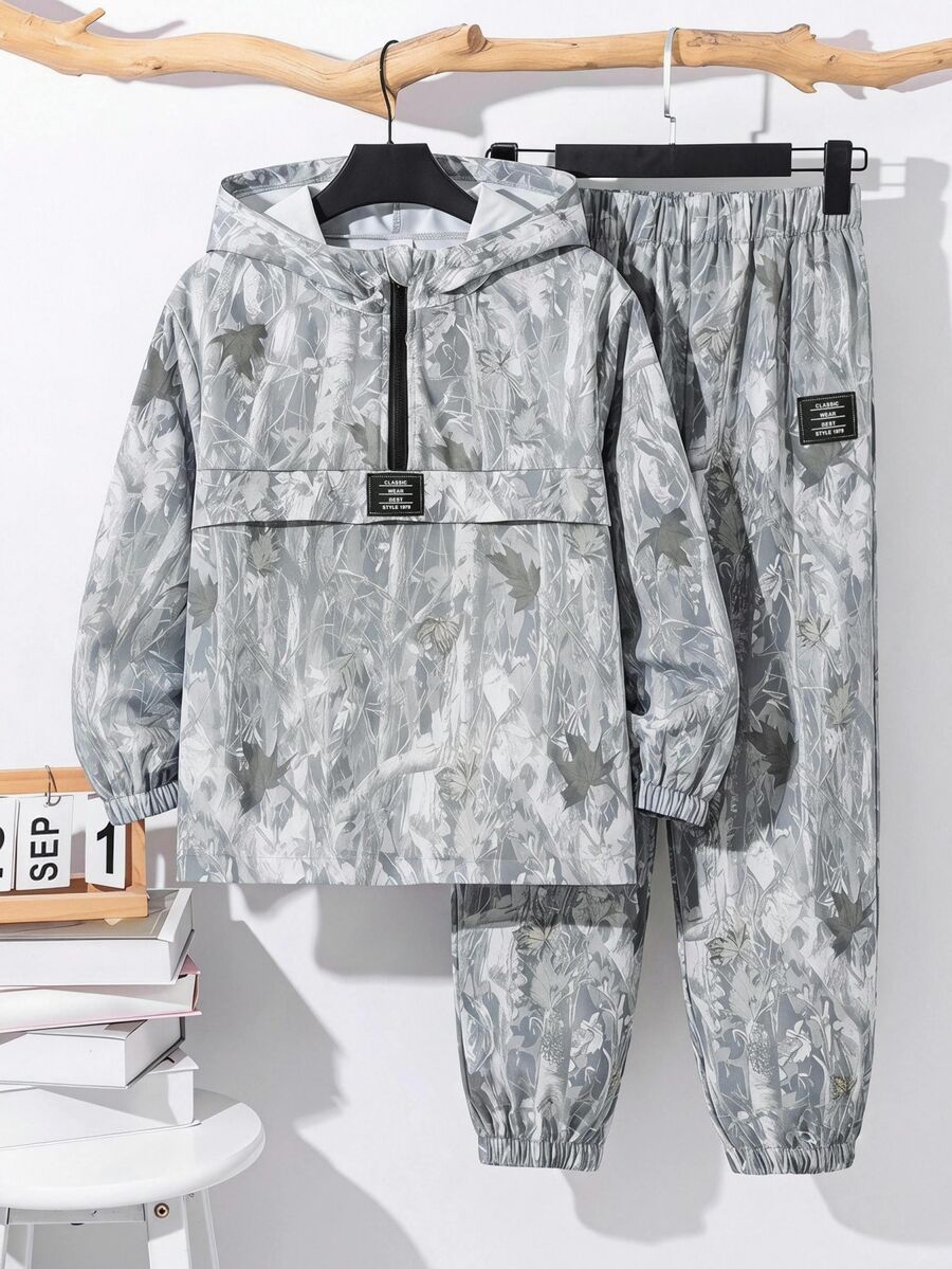 SHEIN 2件組兒童小男孩休閒日常百搭舒適拼接連帽半拉鍊套頭寬鬆長袖外套與寬鬆慢跑長褲梭織套裝,適合學校、花園、海灘、生日,秋冬穿著 - 彩色 - 查看 1