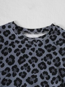 SHEIN Setelan 2 Potong Motif Leopard untuk Anak Perempuan Remaja, Gaya Kasual, Pakaian Musim Semi/Gugur. Atasan Lengan Panjang Berkerut Dipadukan dengan Celana Panjang Lebar Pinggang Elastis, Motif Digital Leopard Penuh, Kain Elastis Lembut dan Pas di Badan, Pas dan Menawan untuk Pemakaian Sehari-hari dan Jalan-jalan. - MultiWarna - View 4