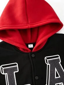 SHEIN 男童秋季保暖內裡長袖連帽夾克，黑灰拼色連帽抓絨棒球夾克，LA字母印花搭配多款美式標語印花，寬鬆落肩版型，幼兒上學與旅行復古風兒童夾克，校園夾克，戶外夾克 - 紅色 - 查看 5