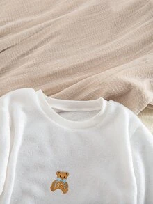 秋冬女童2件式睡衣套裝，雙面法蘭絨上衣配可愛熊刺繡，長袖、羅紋領口與袖口，白色上衣與藍色長褲，柔軟舒適面料，簡約風格，標準版型，居家穿著，女童必備 - 白色 - 查看 4