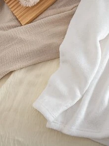 秋冬女童2件式睡衣套裝，雙面法蘭絨上衣配可愛熊刺繡，長袖、羅紋領口與袖口，白色上衣與藍色長褲，柔軟舒適面料，簡約風格，標準版型，居家穿著，女童必備 - 白色 - 查看 8