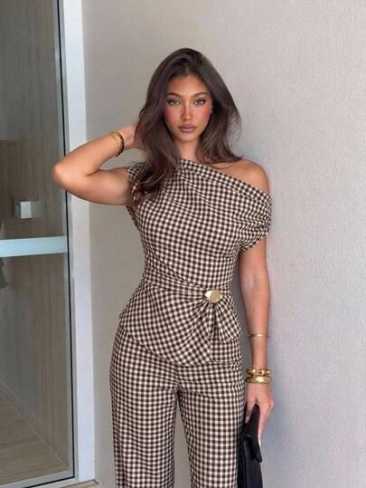 Siren Gaze Setelan Dua Potong Wanita Chic Cokelat Kotak-kotak Satu Bahu Atasan Peplum dan Celana Panjang Lebar, Pakaian Musim Panas Elegan dengan Dekorasi Logam, Pakaian untuk Brunch Liburan