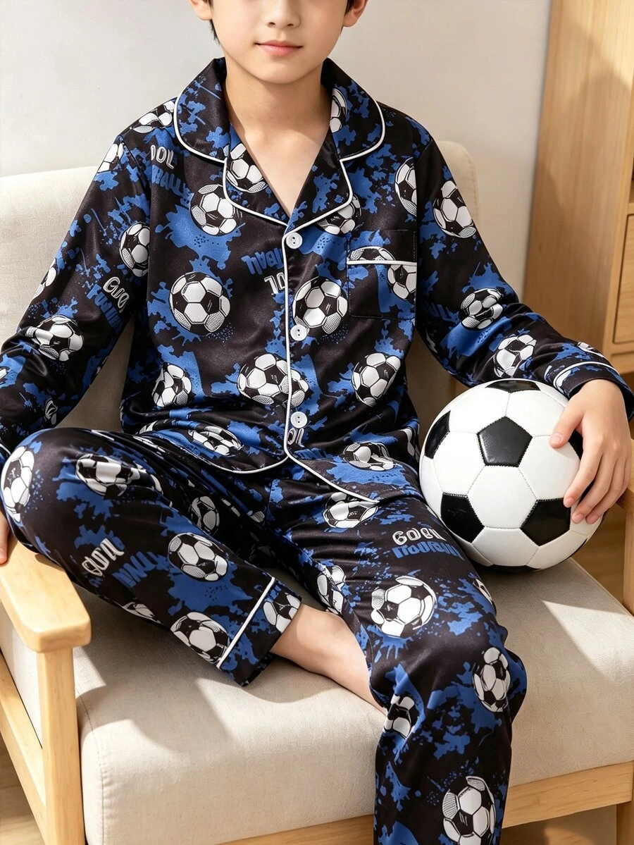 SHEIN 酷男孩睡衣套裝,簡約時尚足球印花長袖開襟衫配長褲,休閒舒適 2 件式居家服 - 彩色 - 查看 1