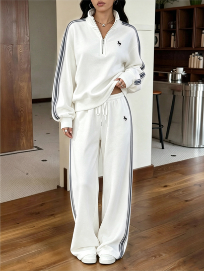 SHEIN EZwear طقم رياضي نسائي من قطعتين، سويت شيرت قصير بأكمام طويلة وياقة نصف سحاب + بنطال واسع الساق بخصر مطاطي، تطريز حصان صغير مع شريط جانبي وزينة منسوجة، طقم رياضي فضفاض وناعم، ملابس كاجوال جامعية مريحة، مناسب للارتداء في الشارع والتسوق اليومي والسفر والركض والأنشطة الخارجية