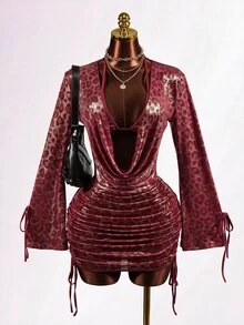 Mistrie Setelan Dua Potong Motif Leopard Merah Berkilau Metalik Gaya Milenium Y2K: Rok Mini Ketat Berlipit dengan Tali Serut dan Atasan Bikini Tanpa Punggung dengan Tali Tipis - Burgundy - View 2