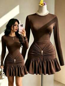 Fine & Folde Gaun Mini Bodycon Model Ekor Ikan dengan Detail Kerutan dan Kancing Dekoratif, Terbuat dari Kain Rajut Elastis Terbaru, Leher Bulat, Lengan Panjang, dan Potongan Pinggang Pas, Desain Elegan, Serbaguna, Kasual, dan Melangsingkan untuk Wanita. - Coklat - View 3