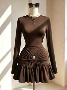Fine & Folde Gaun Mini Bodycon Model Ekor Ikan dengan Detail Kerutan dan Kancing Dekoratif, Terbuat dari Kain Rajut Elastis Terbaru, Leher Bulat, Lengan Panjang, dan Potongan Pinggang Pas, Desain Elegan, Serbaguna, Kasual, dan Melangsingkan untuk Wanita. - Coklat - View 1