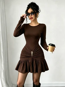 Fine & Folde Gaun Mini Bodycon Model Ekor Ikan dengan Detail Kerutan dan Kancing Dekoratif, Terbuat dari Kain Rajut Elastis Terbaru, Leher Bulat, Lengan Panjang, dan Potongan Pinggang Pas, Desain Elegan, Serbaguna, Kasual, dan Melangsingkan untuk Wanita. - Coklat - View 5