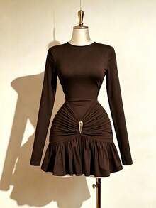 Fine & Folde Gaun Mini Bodycon Model Ekor Ikan dengan Detail Kerutan dan Kancing Dekoratif, Terbuat dari Kain Rajut Elastis Terbaru, Leher Bulat, Lengan Panjang, dan Potongan Pinggang Pas, Desain Elegan, Serbaguna, Kasual, dan Melangsingkan untuk Wanita. - Coklat - View 4