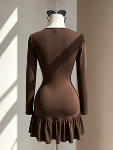 Fine & Folde Gaun Mini Bodycon Model Ekor Ikan dengan Detail Kerutan dan Kancing Dekoratif, Terbuat dari Kain Rajut Elastis Terbaru, Leher Bulat, Lengan Panjang, dan Potongan Pinggang Pas, Desain Elegan, Serbaguna, Kasual, dan Melangsingkan untuk Wanita. - Coklat - View 2