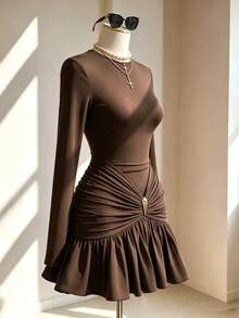 Fine & Folde Gaun Mini Bodycon Model Ekor Ikan dengan Detail Kerutan dan Kancing Dekoratif, Terbuat dari Kain Rajut Elastis Terbaru, Leher Bulat, Lengan Panjang, dan Potongan Pinggang Pas, Desain Elegan, Serbaguna, Kasual, dan Melangsingkan untuk Wanita. - Coklat - View 7