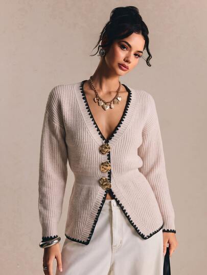 Poéselle Cardigan en tricot côtelé beige pour femmes – pull à col V profond et taille cintrée avec bordure en crochet contrastante, boutons dorés imposants & ourlet pointu chic automne/hiver
