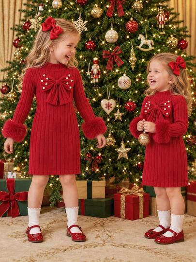 SHEIN Elladie kids فستان أحمر محبوك مضلع ناعم بقصة ضيقة للفتيات الصغيرات مع فيونكة ثلاثية الأبعاد وأساور لؤلؤية وحافة فرو صناعي، إطلالة أنيقة أميرة خيالية للعطلات والكريسماس والخريف