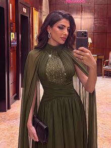 Aureia فستان أنيق فاخر من الشيفون الأخضر مطرز بالترتر مع تصميم رقعات وياقة واقفة وأكمام رفرفة وتصميم A-Line مطوي مناسب لجميع المناسبات الرسمية - أخضر عسكري - مشاهدة 2