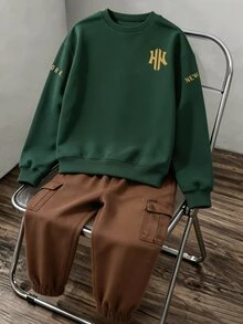 SHEIN 小男孩字母印花時尚圓領長袖衛衣與工裝褲套裝，適合假日派對、春季/秋季、休閒舒適、秋季首選、時尚休閒穿搭、春季/秋季街頭風、戶外休閒套裝、返校派對、適合戶外野餐、街頭攝影、校園、假日、禮物 - 彩色 - 查看 4