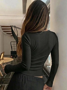 Livesso 女款圓領長袖鈕扣黑色純色修身羅紋針織短版T恤，日常秋季休閒款 - 黑色 - 查看 2