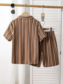 SHEIN Genkimix Kids 这款三件套男童竖条纹短袖衬衫和配套休闲短裤套装，采用混纺面料，亲肤透气。衬衫采用多色竖条纹设计，配有小翻领和短袖；短裤采用松紧腰带。休闲度假风，适合日常穿着、幼儿园、海滩旅行等场合。可整套穿着，也可分开搭配，打造阳光活力的儿童造型，时尚的返校装扮。 - 彩色 - 查看 3