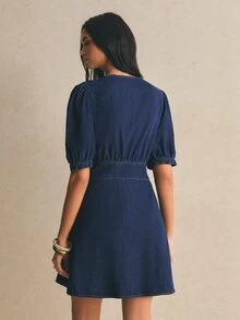 Poéselle 女款深V領貝殼飾邊花瓣袖單排扣牛仔洋裝 - 黑色 - 查看 2