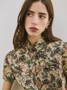 Nöista Fitted Top With Mandarine Neckline Short Sleeves.Jacquard Fabric Print In Flowers.Spring Summer Casual.Color Details. Vacation Luxury - Green - View 4
