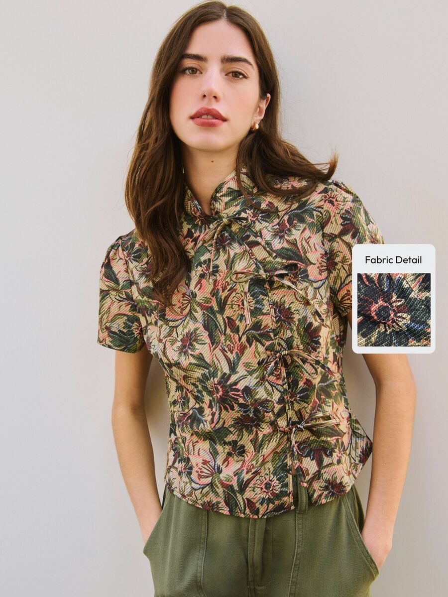 Nöista Fitted Top With Mandarine Neckline Short Sleeves.Jacquard Fabric Print In Flowers.Spring Summer Casual.Color Details. Vacation Luxury - Green - View 1