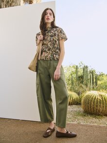 Nöista Fitted Top With Mandarine Neckline Short Sleeves.Jacquard Fabric Print In Flowers.Spring Summer Casual.Color Details. Vacation Luxury - Green - View 5