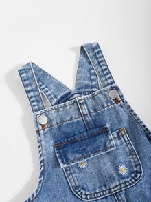 SHEIN Vintaside Kids 少女休閒百搭牛仔吊帶褲，四季皆宜，復古淺藍牛仔色搭配雛菊與向日葵刺繡，寬鬆直筒版型，舒適純棉牛仔布，日常穿著時尚百搭套裝 - 中等水洗藍 - 查看 4