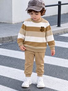 SHEIN Playful Pals 寬條紋熊刺繡休閒賽車風可愛日系男嬰套裝 城市度假派對家庭親子款 棕色波點秋季衛衣 - 卡其色 - 查看 2