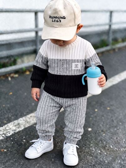 SHEIN Playful Pals 2pcs Setelan Atasan dan Celana Bayi Laki-laki Kerah Tegak Warna Polos Motif Patchwork Minimalis Sederhana untuk Musim Gugur/Musim Dingin, Cocok untuk Keluarga, Warna Hitam dan Abu-abu.