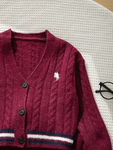 SHEIN 女童學院風針織兩件套，麻花編織V領前開扣開襟衫搭配對比條紋迷你裙與馬匹刺繡 - 酒紅色 - 查看 6