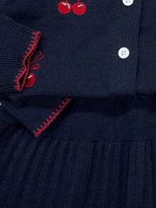 SHEIN 春秋女嬰甜美針織兩件套，櫻桃刺繡圓領開襟毛衣與百褶裙套裝 - 藏蓝色 - 查看 6