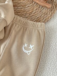 SHEIN 2件組新生兒男嬰卡其色微笑臉印花可愛復古休閒極簡韓風衛衣套裝，長袖長褲卡通鬼臉印花時尚衛衣與運動褲套裝，適合春秋日常外出或室內多用途穿著 - 卡其色 - 查看 10